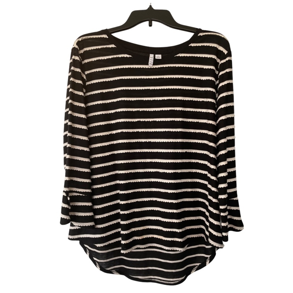 Elle Blue and White Striped Blouse. Scoop Neck. Sleeves Flare at bottom. XL.